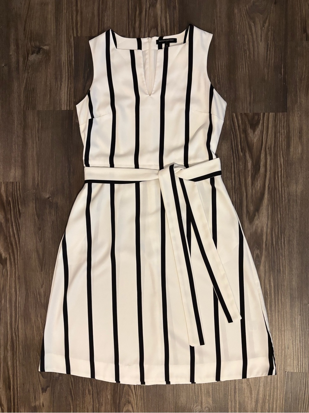 Banana Republic Factory Sz. 6 White/Black Split Neck Dress with Pockets - Picture 1 of 6